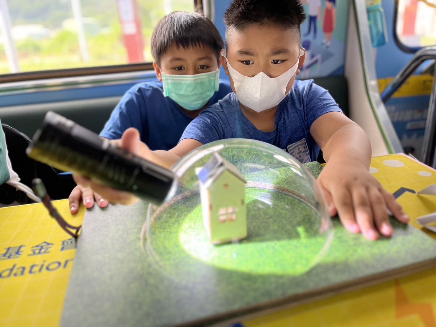 JDB电子參與基礎科學主題車廂，以STEAM教學精神，設計「逐日科學家」、「太陽能工程師」以及「淨零建築師」三大能源科普課程和實驗